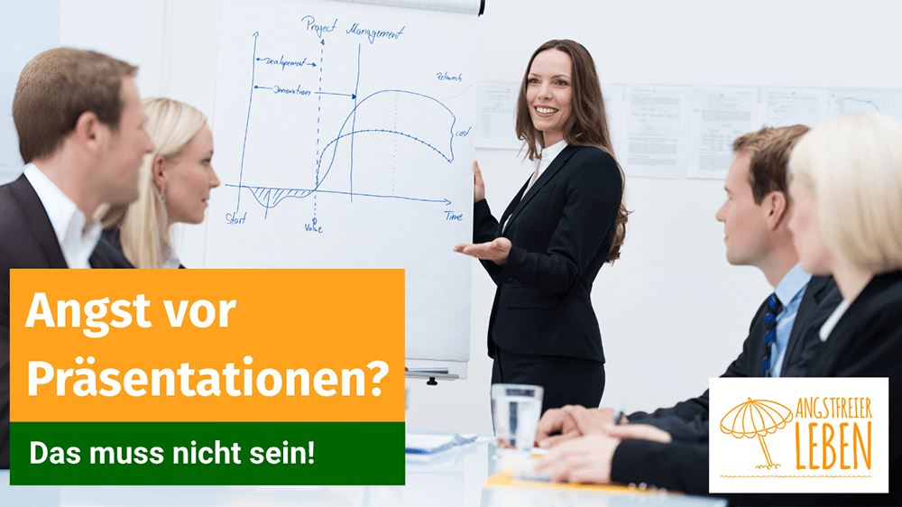 Frau mit Whiteboard hält selbstbewusst eine Präsentation vor einer Gruppe von Leuten