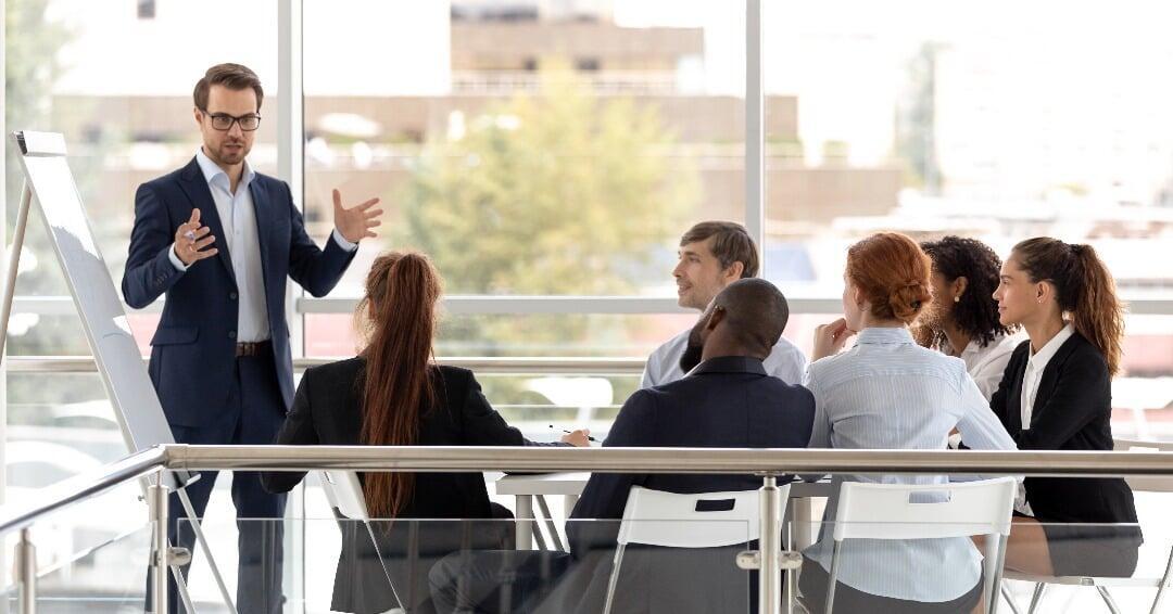 Mann präsentiert vor einer Gruppe von Menschen, Business Situation